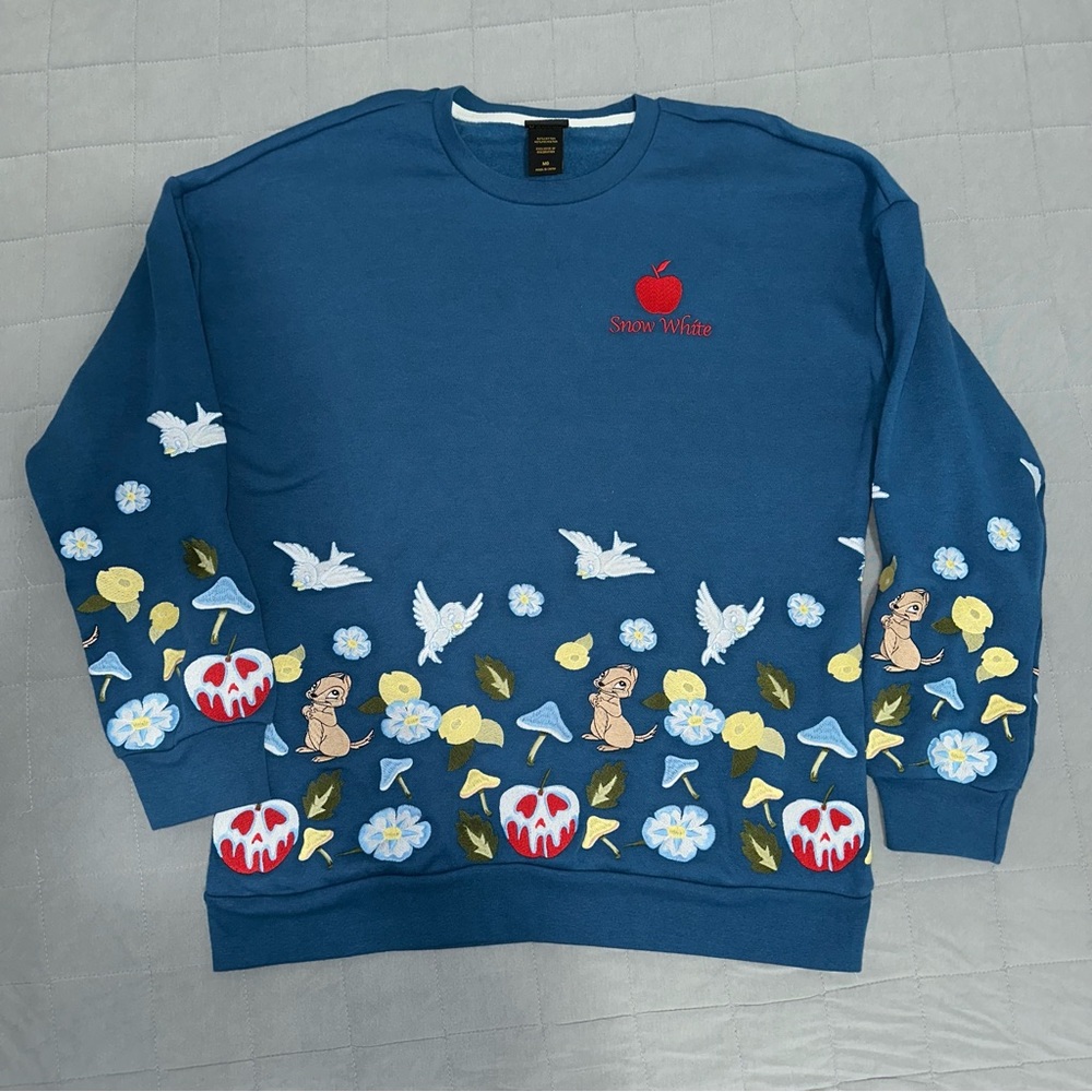 BNWOT DISNEY Princess Snow White Crewneck